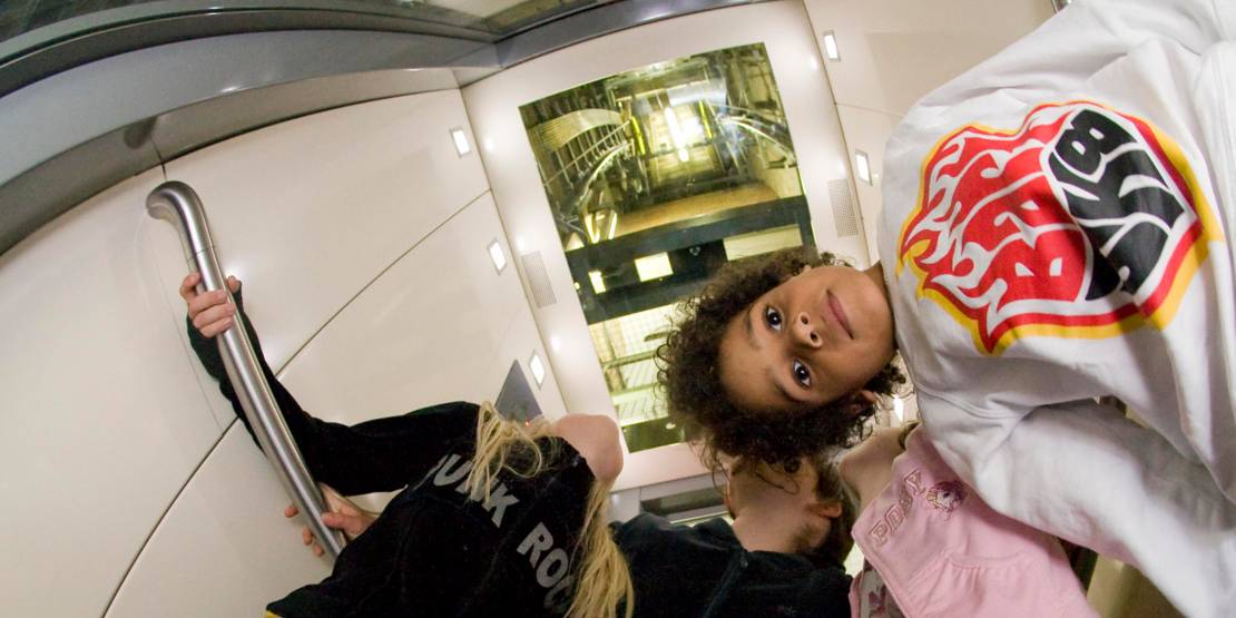 Kinder in einem Aufzug